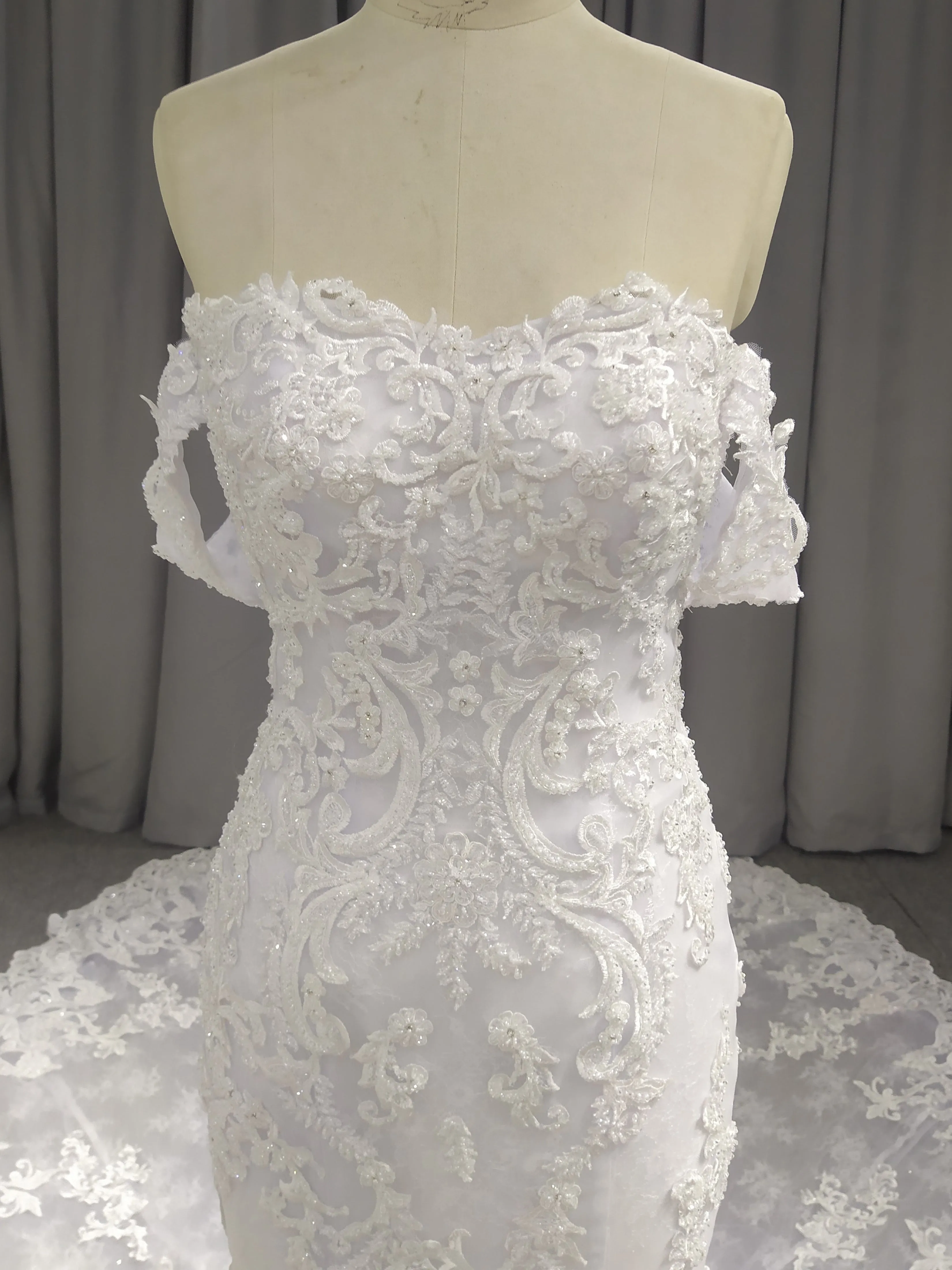 Somptueuse Robe fourreau cache cœur brodée Dentelle Robe de Mariée avec la traîne Cathédrale